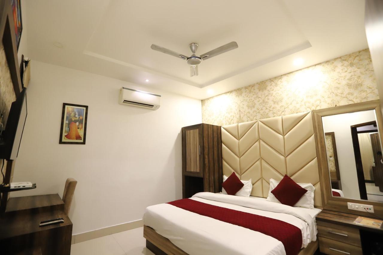Hotel Malhotra Inn 50 Meter From Golden Temple Amritsar Eksteriør billede