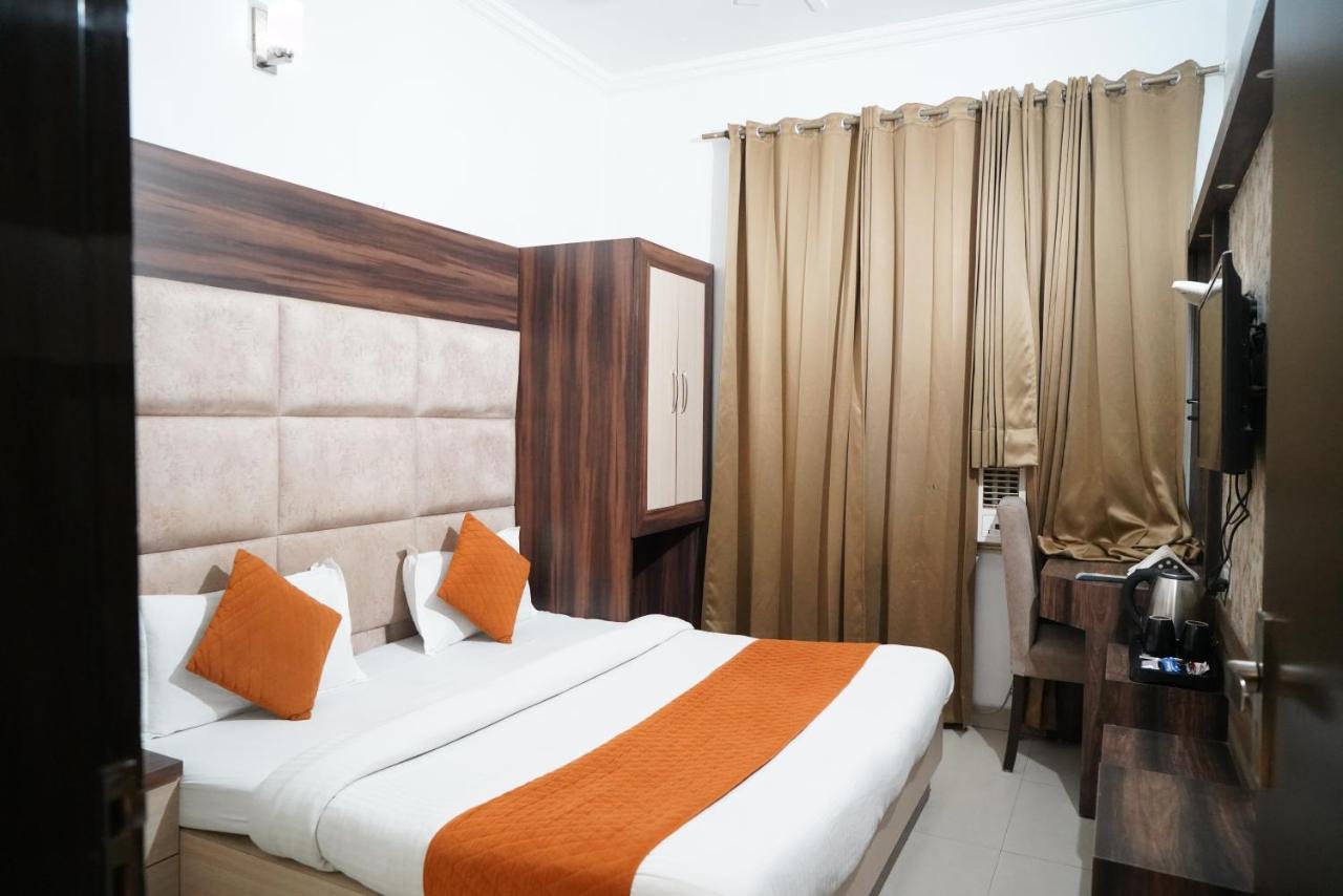 Hotel Malhotra Inn 50 Meter From Golden Temple Amritsar Eksteriør billede