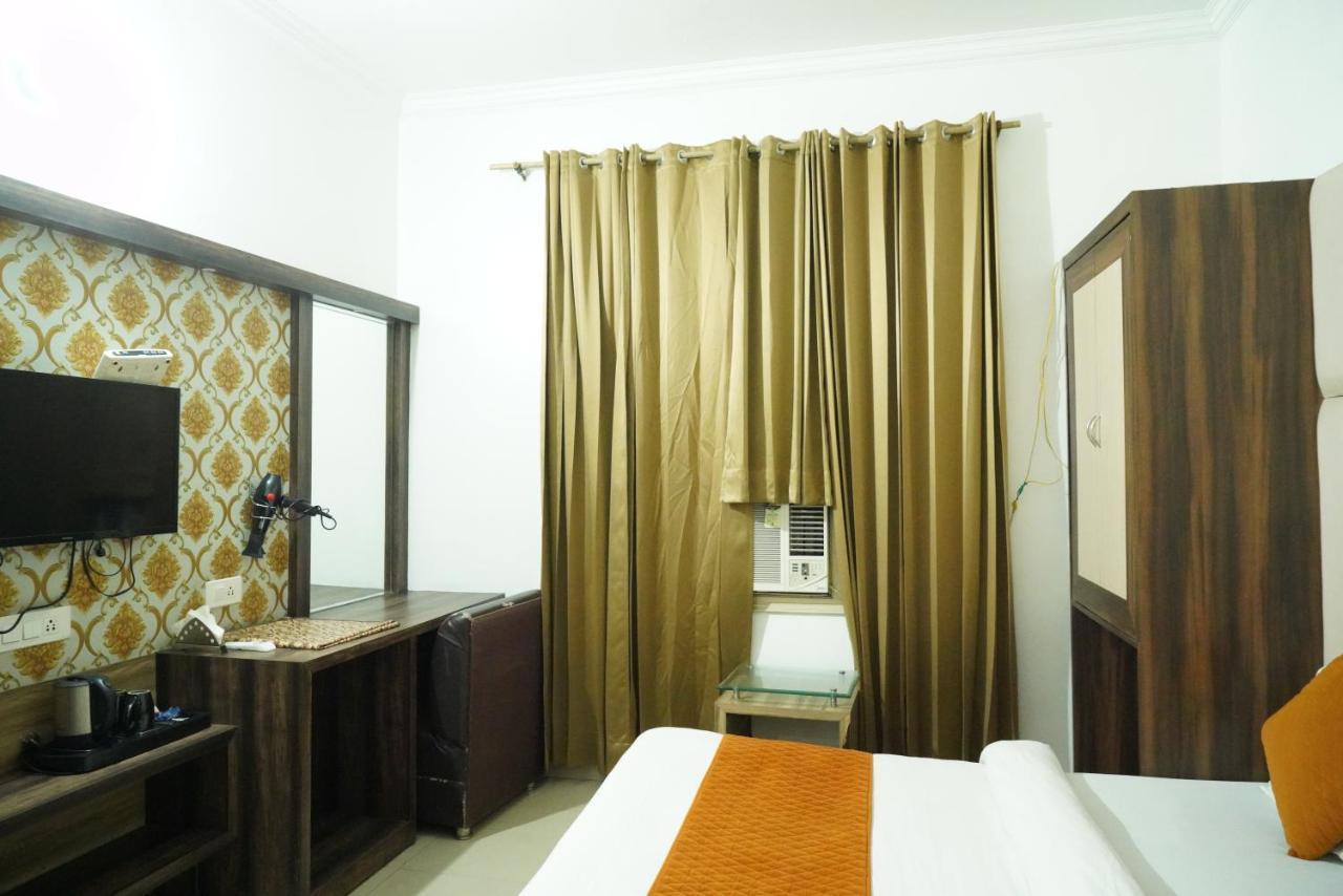 Hotel Malhotra Inn 50 Meter From Golden Temple Amritsar Eksteriør billede